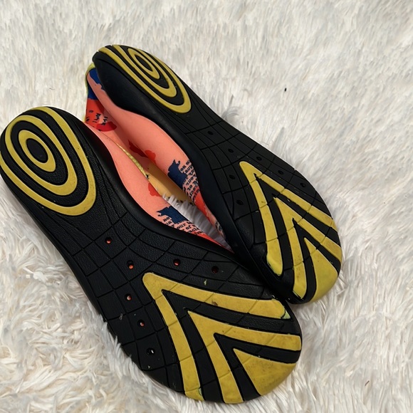 Swim shoes—Women’s - Picture 3 of 4